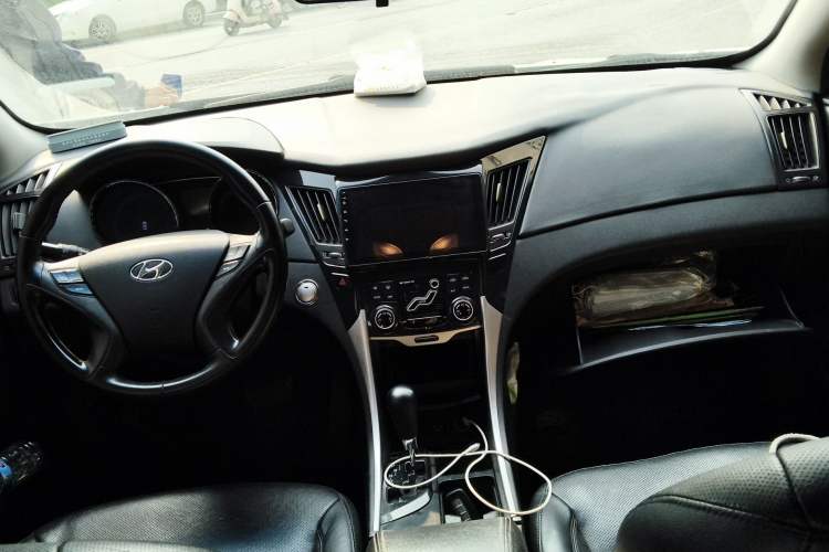 Used Hyundai Sonata 2013 2.0L Automatic Luxury Edition Center Console