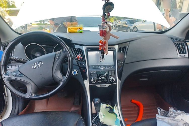 Used Hyundai Sonata 2013 2.0L Automatic Luxury Edition Center Console