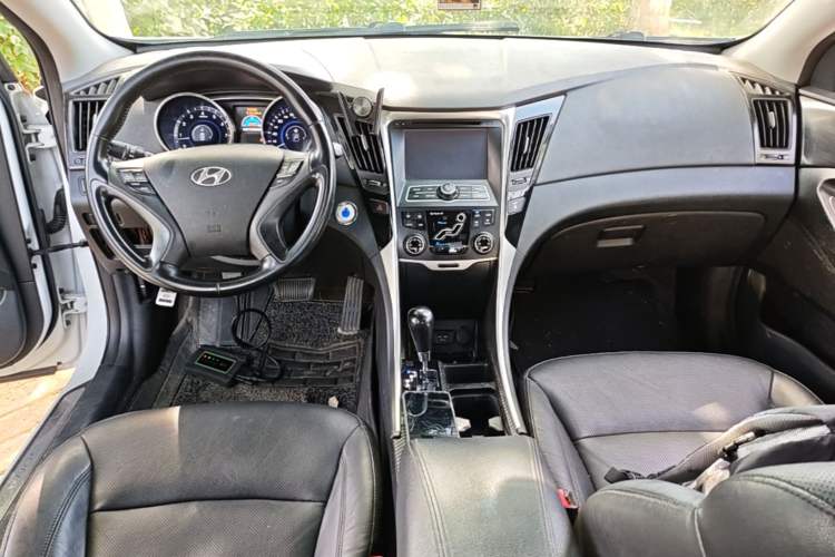 Used Hyundai Sonata 2013 2.0L Automatic Luxury Edition Center Console