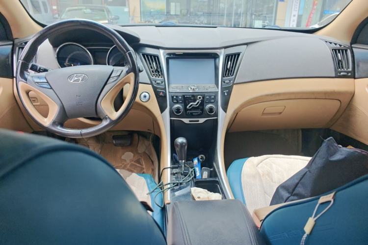 Used Hyundai Sonata 2013 2.4L Automatic Leading Edition China IV Standard Center Console