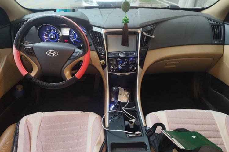Used Hyundai Sonata 2013 2.0L Automatic Leading Edition Center Console