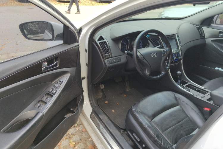 Used Hyundai Sonata 2013 2.4L Automatic Leading Edition China IV Standard Driver Seat