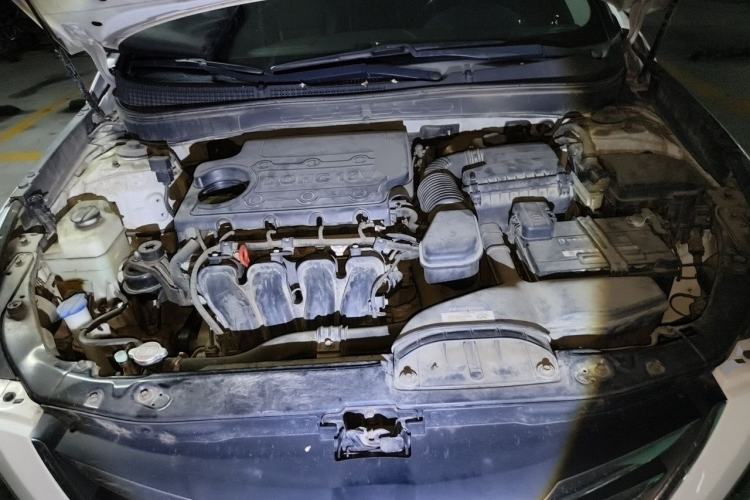 Used Hyundai Sonata 2013 2.4L Automatic Luxury Version China IV Standard Engine Bay