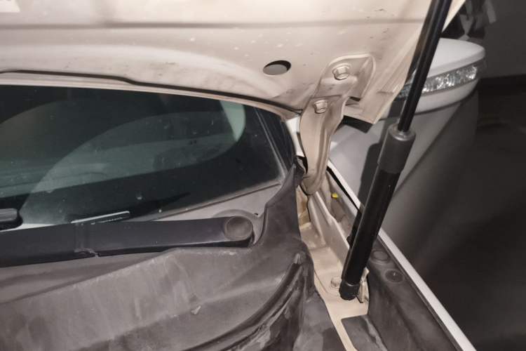 Used Hyundai Sonata 2013 2.4L Automatic Luxury Version China IV Standard Engine Bay Left