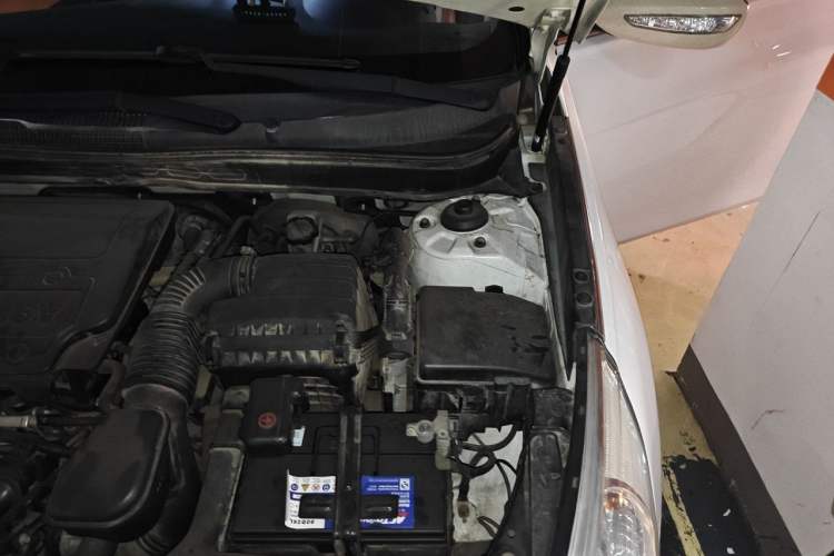 Used Hyundai Sonata 2013 2.4L Automatic Luxury Version China IV Standard Engine Bay Left