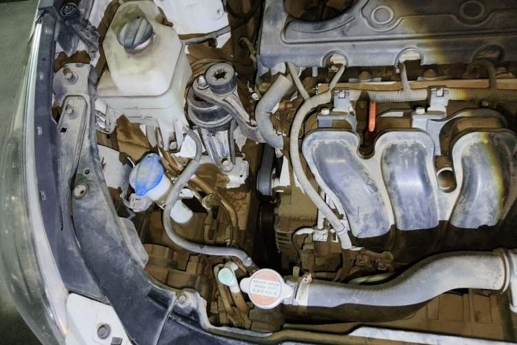 Used Hyundai Sonata 2013 2.4L Automatic Luxury Version China IV Standard Engine Bay Right