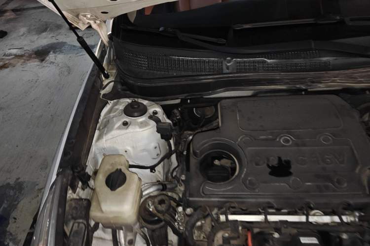 Used Hyundai Sonata 2013 2.4L Automatic Luxury Version China IV Standard Engine Bay Right