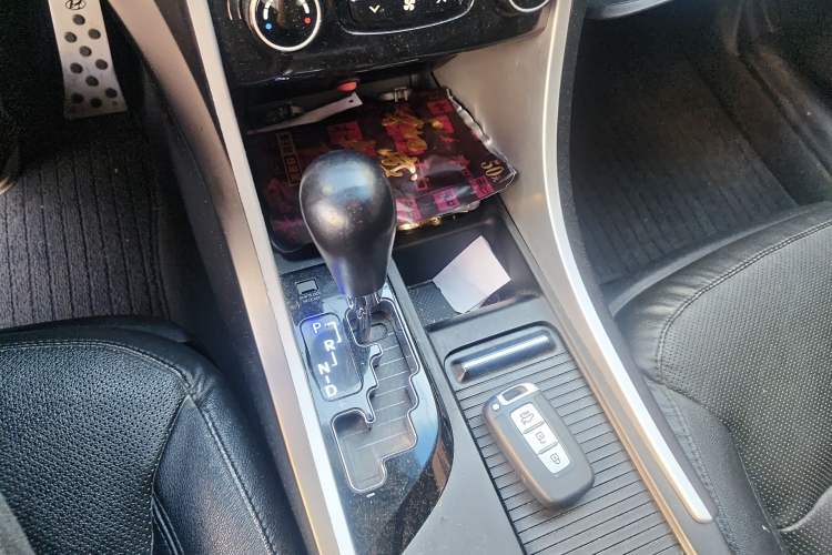 Used Hyundai Sonata 2013 2.4L Automatic Prestige Version China IV Standard Gear Lever