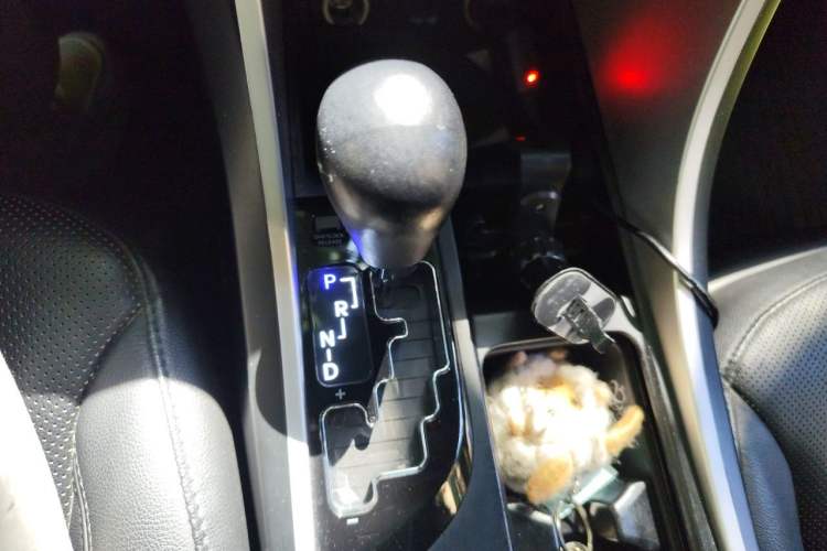 Used Hyundai Sonata 2013 2.4L Automatic Luxury Version China IV Standard Gear Lever