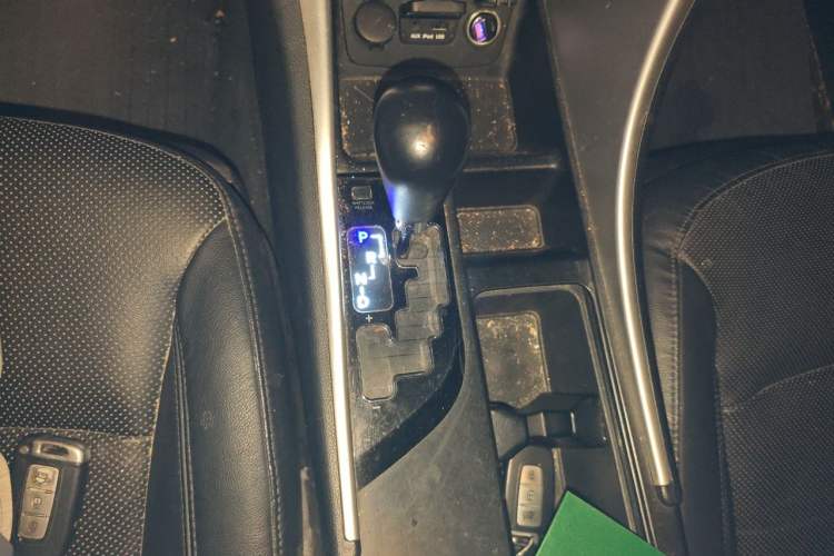 Used Hyundai Sonata 2013 2.4L Automatic Leading Edition China IV Standard Gear Lever