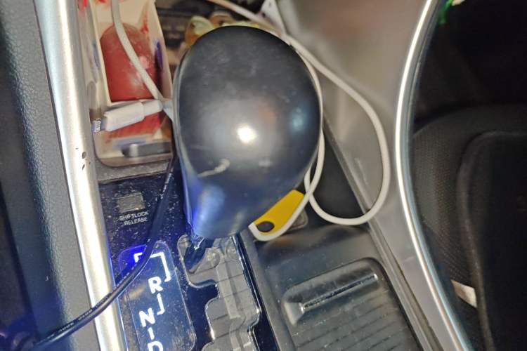 Used Hyundai Sonata 2013 2.4L Automatic Luxury Version China IV Standard Gear Lever