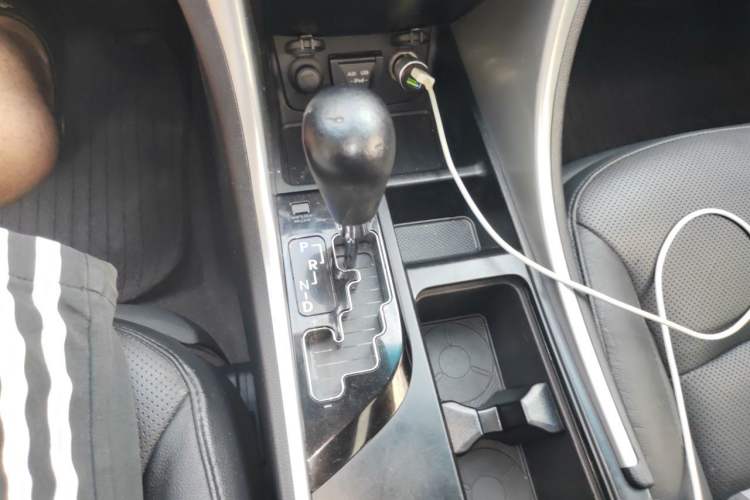 Used Hyundai Sonata 2013 2.4L Automatic Top-Grade Version China IV Standard Gear Lever