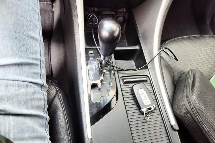 Used Hyundai Sonata 2013 2.0L Automatic Luxury Edition Gear Lever