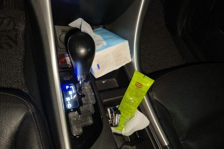 Used Hyundai Sonata 2013 2.4L Automatic Luxury Version China IV Standard Gear Lever