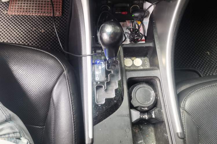 Used Hyundai Sonata 2013 2.4L Automatic Luxury Version China IV Standard Gear Lever