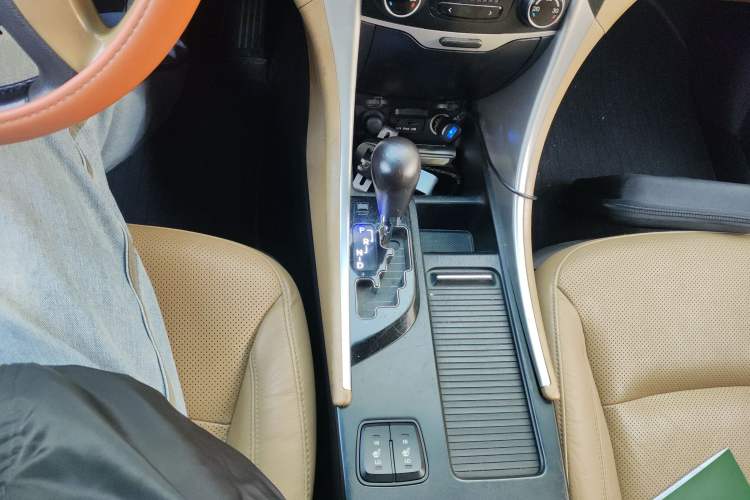 Used Hyundai Sonata 2013 2.0L Automatic Luxury Edition Gear Lever