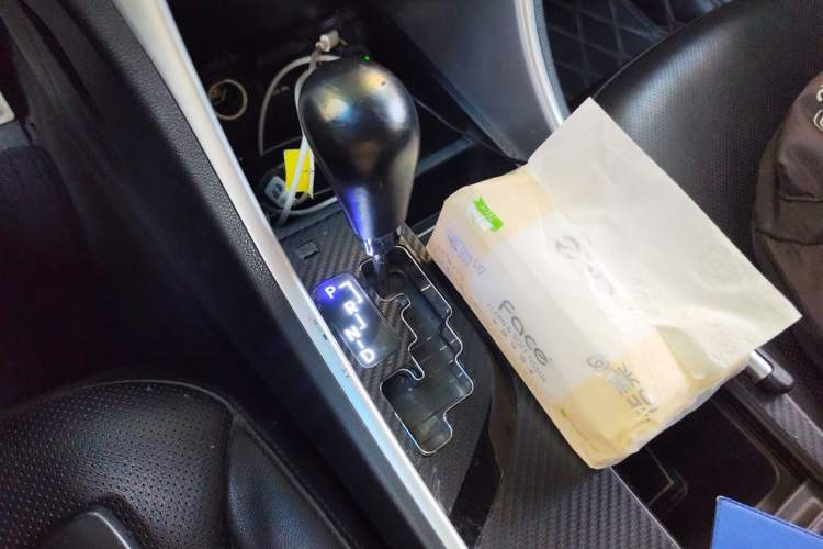 Used Hyundai Sonata 2013 2.4L Automatic Luxury Version China IV Standard Gear Lever