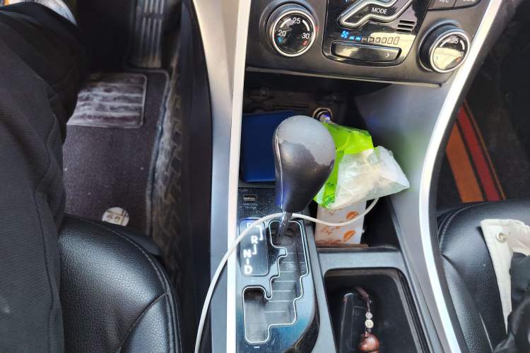 Used Hyundai Sonata 2013 2.4L Automatic Leading Edition China IV Standard Gear Lever