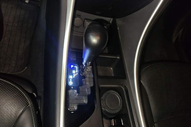Used Hyundai Sonata 2013 2.4L Automatic Leading Edition China IV Standard Gear Lever