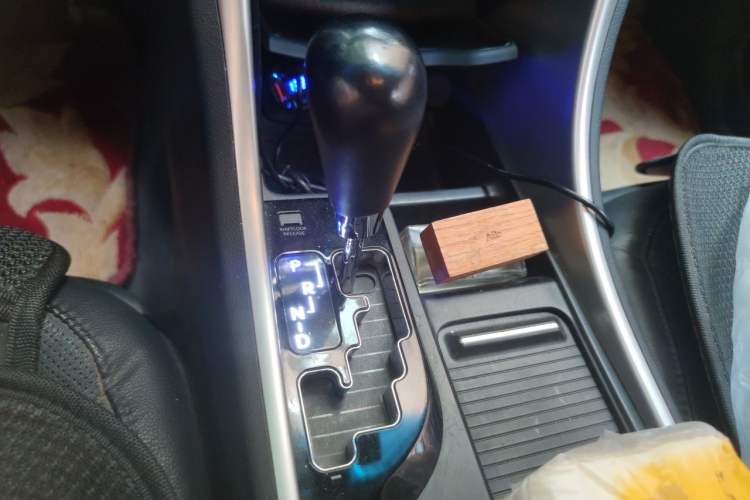 Used Hyundai Sonata 2013 2.0L Automatic Luxury Edition Gear Lever