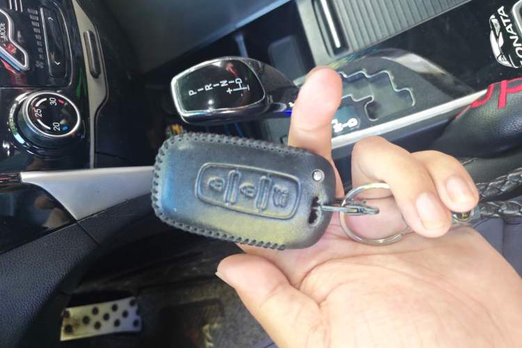 Used Hyundai Sonata 2013 2.4L Automatic Leading Edition China IV Standard Interior 1