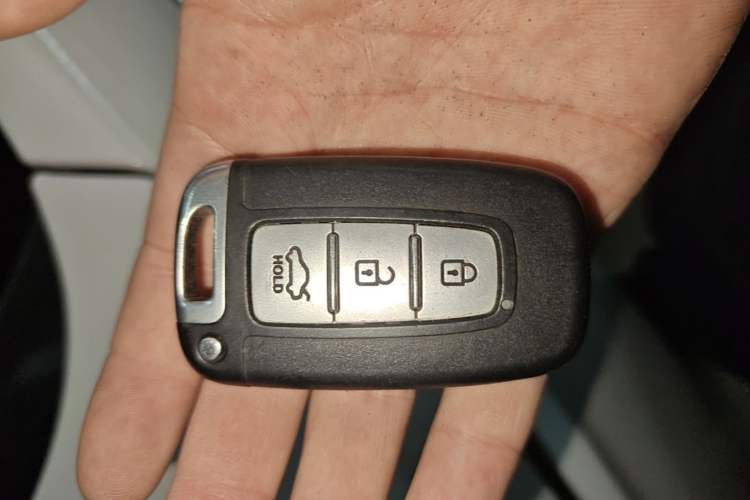 Used Hyundai Sonata 2013 2.4L Automatic Leading Edition China IV Standard Interior 1