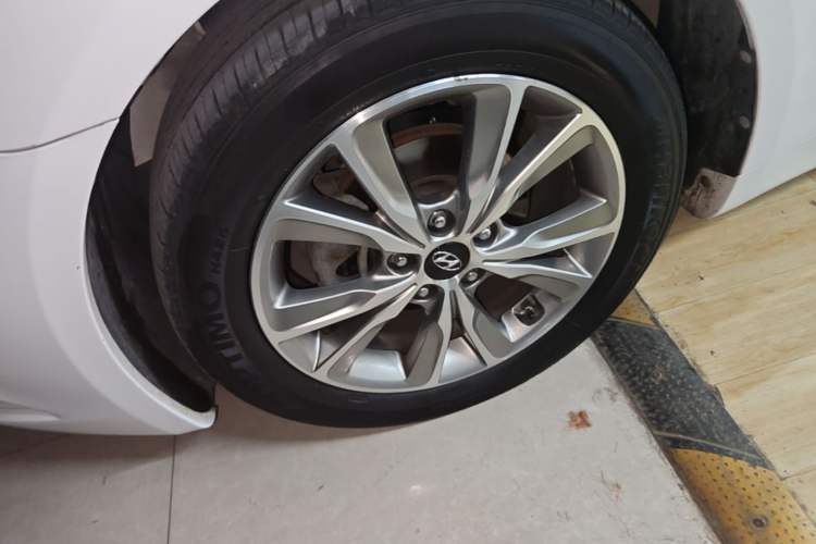 Used Hyundai Sonata 2013 2.4L Automatic Leading Edition China IV Standard Left Front Wheel Hub