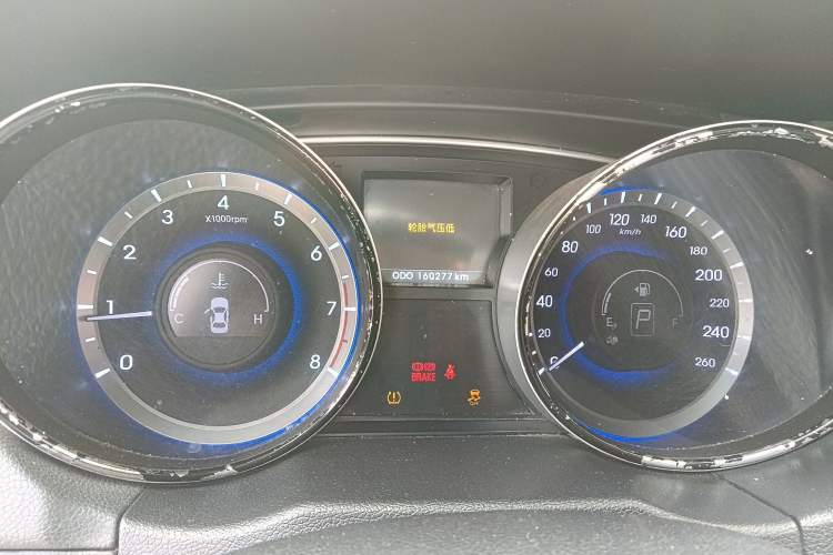Used Hyundai Sonata 2013 2.0L Automatic Leading Edition Odometer Close Up