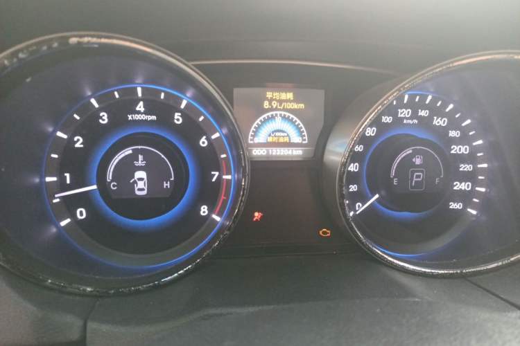 Used Hyundai Sonata 2013 2.4L Automatic Luxury Version China IV Standard Odometer Close Up