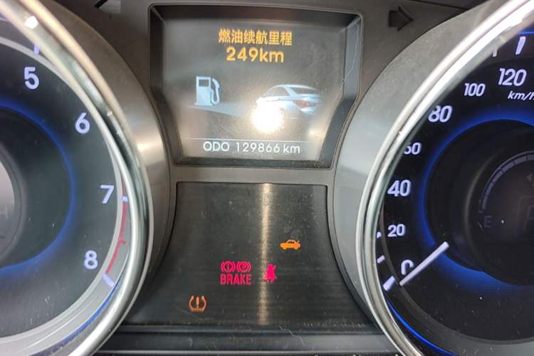 Used Hyundai Sonata 2013 2.4L Automatic Luxury Version China V Standard Odometer Close Up