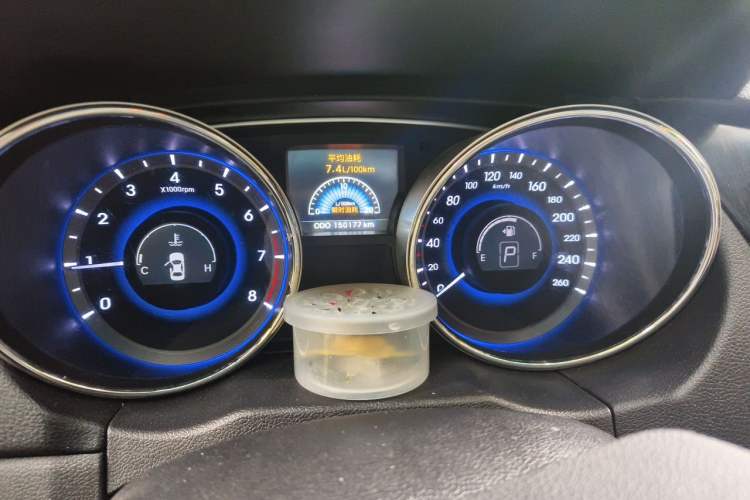Used Hyundai Sonata 2013 2.0L Automatic Luxury Edition Odometer Close Up