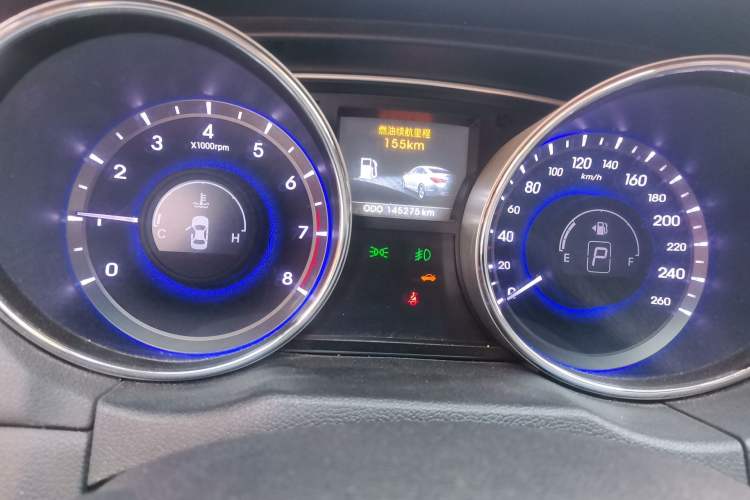 Used Hyundai Sonata 2013 2.0L Automatic Luxury Edition Odometer Close Up