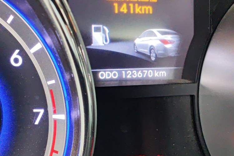 Used Hyundai Sonata 2013 2.0L Automatic Leading Edition Odometer Close Up