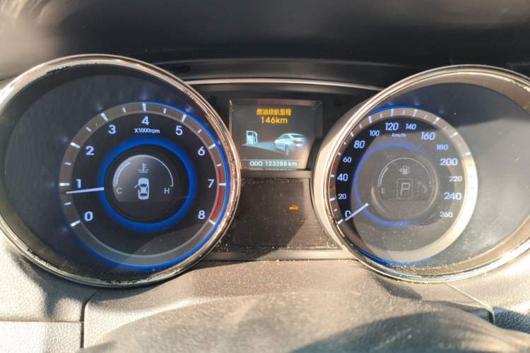Used Hyundai Sonata 2013 2.0L Automatic Leading Edition Odometer Close Up