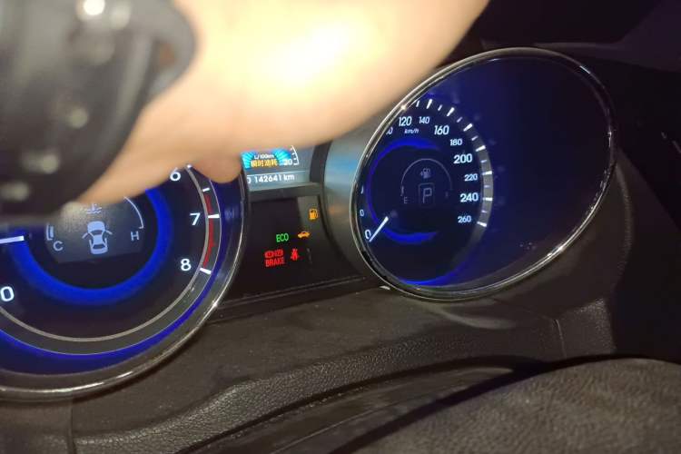 Used Hyundai Sonata 2013 2.4L Automatic Leading Edition China IV Standard Odometer Close Up