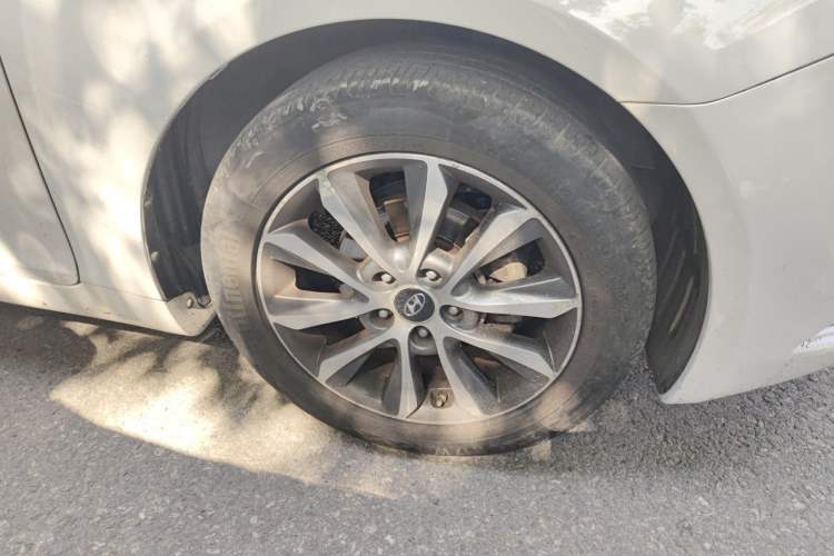 Used Hyundai Sonata 2013 2.0L Automatic Prestige Edition Right Front Wheel Hub
