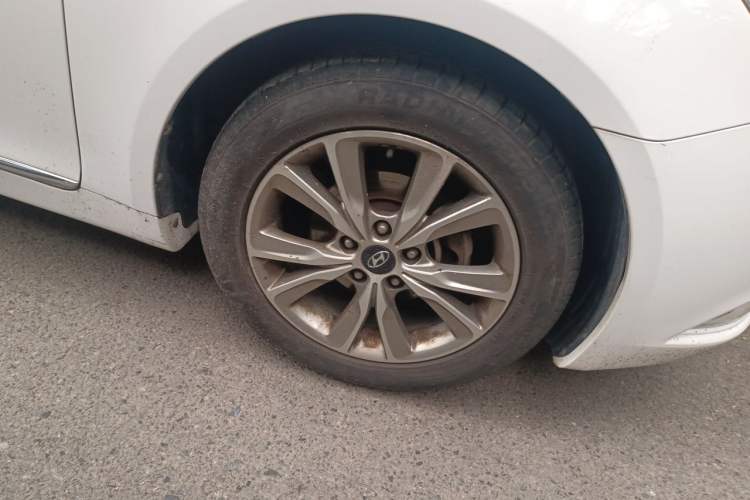 Used Hyundai Sonata 2013 2.0L Automatic Luxury Edition Right Front Wheel Hub
