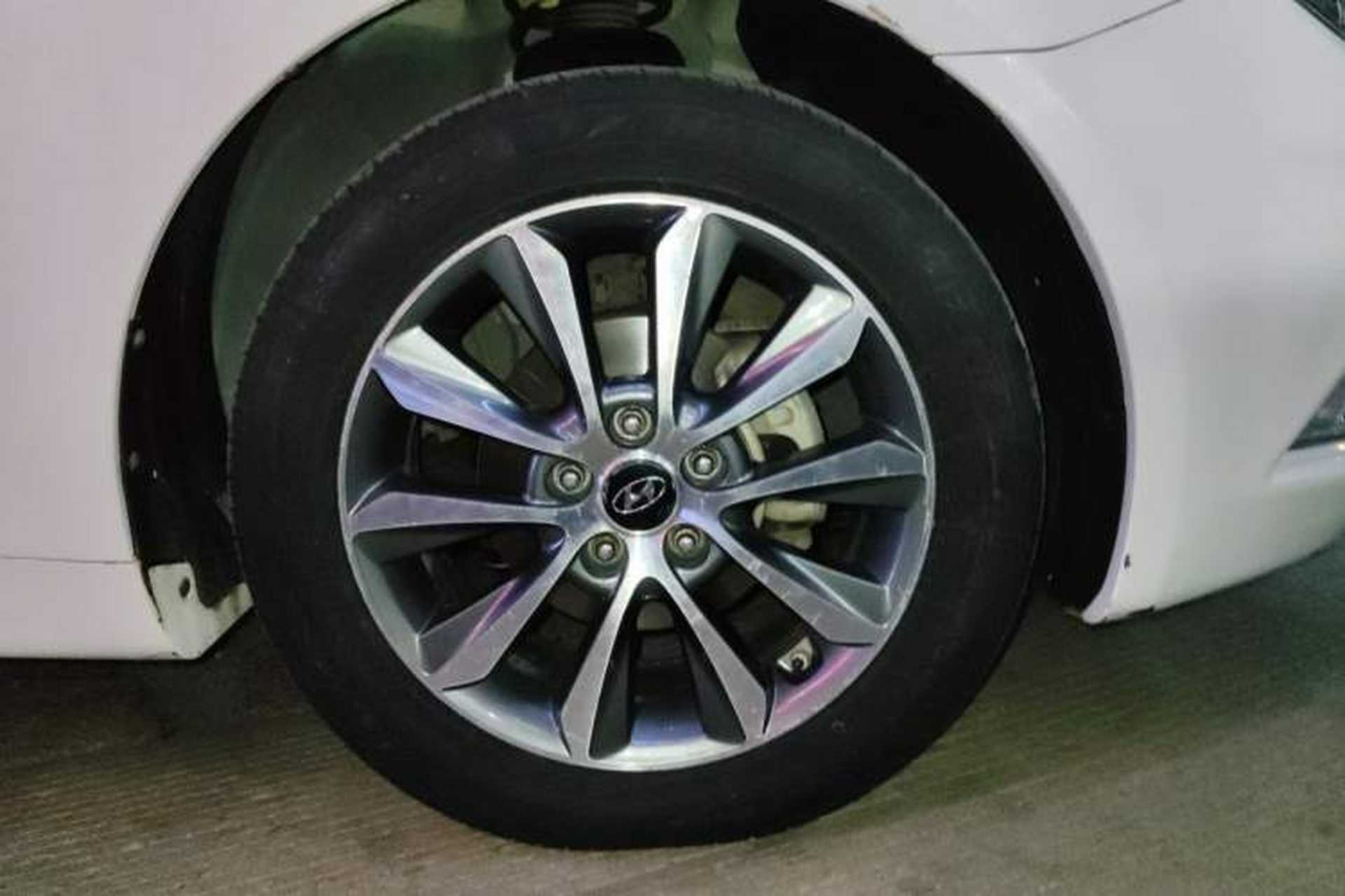 Used Hyundai Sonata 2013 2.0L Automatic Luxury Edition Right Front Wheel Hub