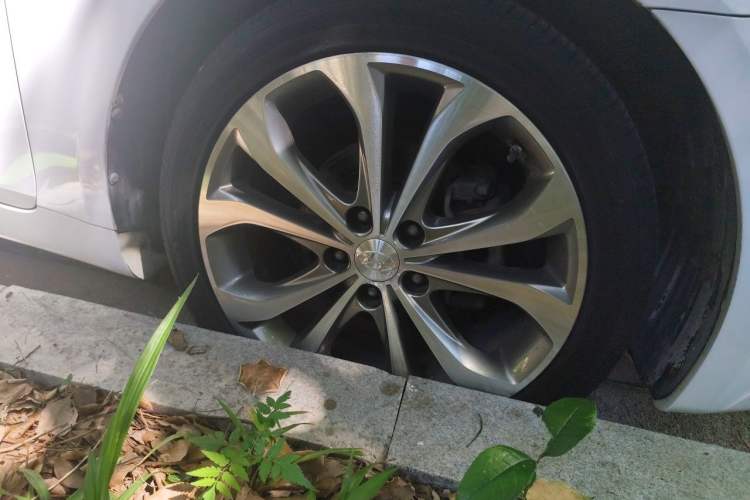 Used Hyundai Sonata 2013 2.4L Automatic Luxury Version China IV Standard Right Front Wheel Hub