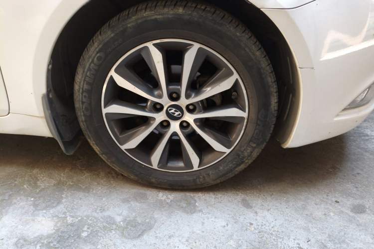 Used Hyundai Sonata 2013 2.0L Automatic Luxury Edition Right Front Wheel Hub