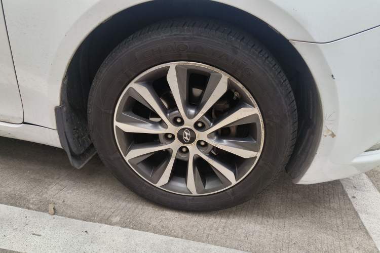 Used Hyundai Sonata 2013 2.0L Automatic Luxury Edition Right Front Wheel Hub