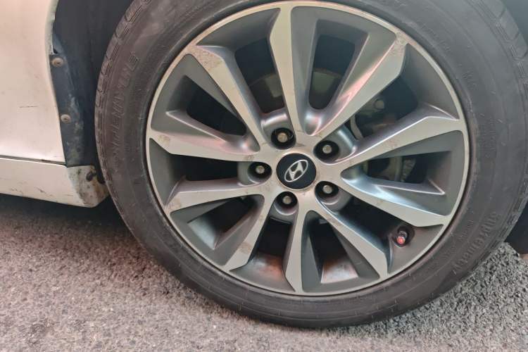 Used Hyundai Sonata 2013 2.0L Automatic Luxury Edition Right Front Wheel Hub