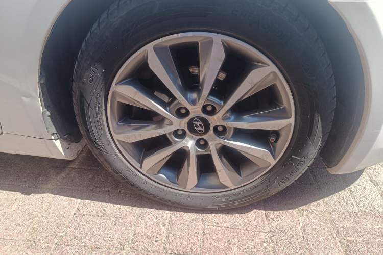 Used Hyundai Sonata 2013 2.0L Automatic Luxury Edition Right Front Wheel Hub