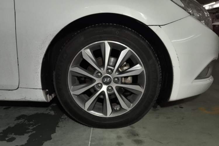Used Hyundai Sonata 2013 2.0L Automatic Prestige Edition Right Front Wheel Hub