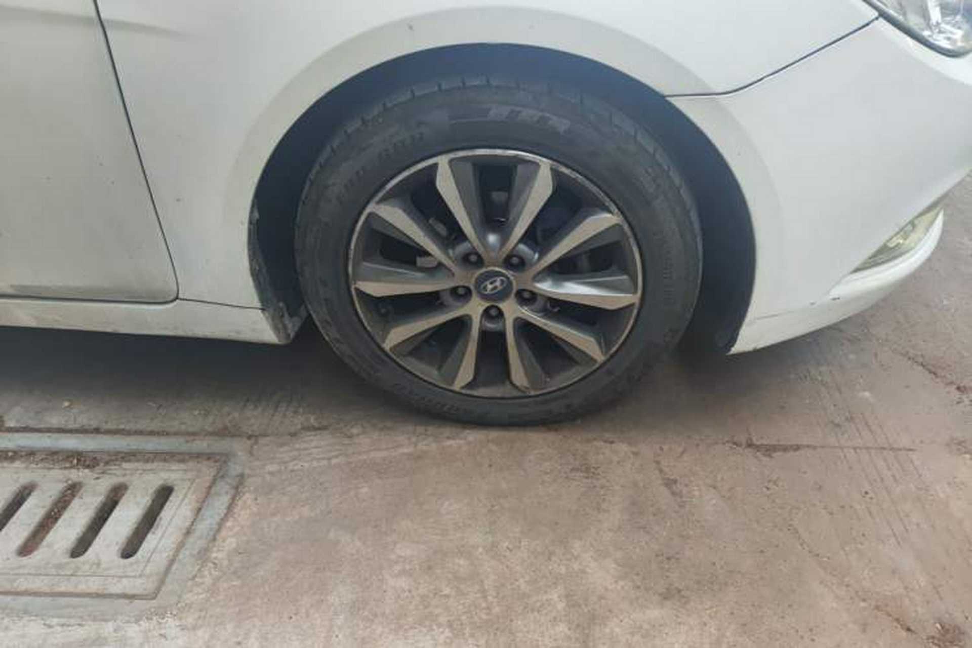 Used Hyundai Sonata 2013 2.0L Automatic Luxury Edition Right Front Wheel Hub