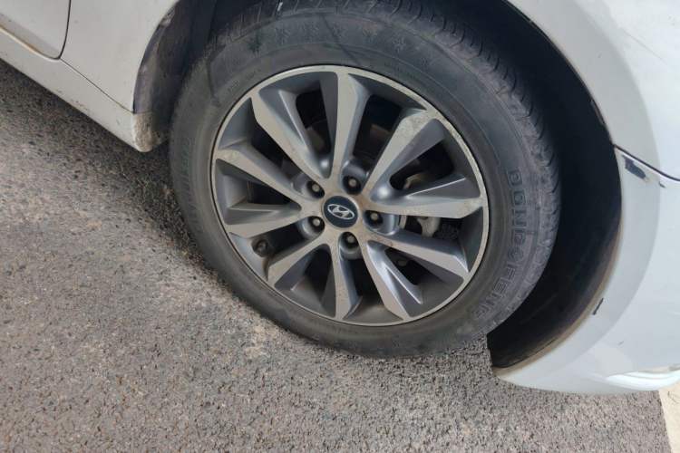 Used Hyundai Sonata 2013 2.0L Automatic Luxury Edition Right Front Wheel Hub