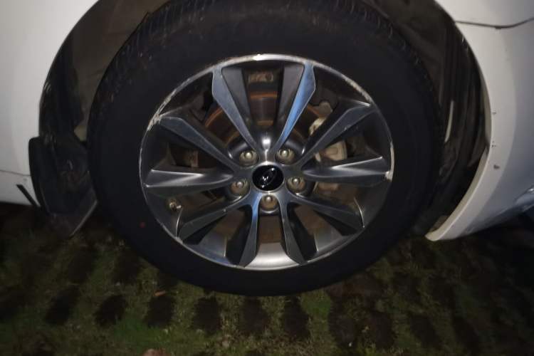 Used Hyundai Sonata 2013 2.0L Automatic Luxury Edition Right Front Wheel Hub