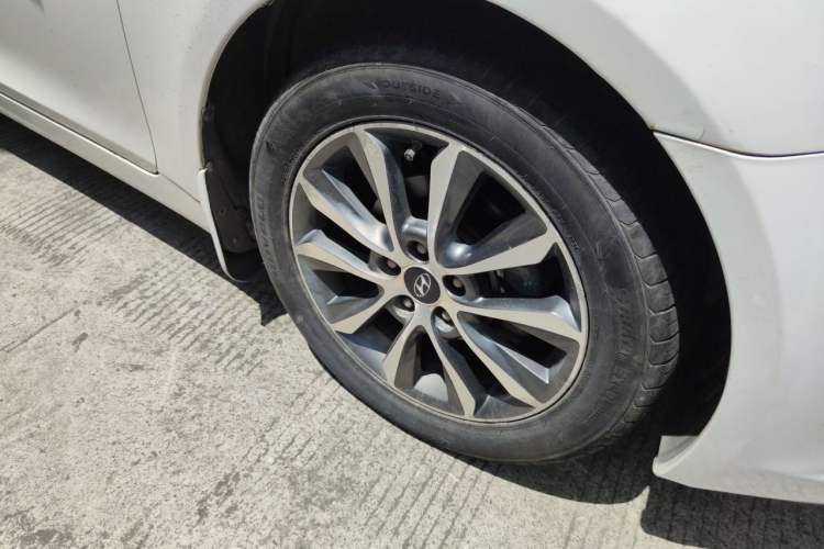 Used Hyundai Sonata 2013 2.0L Automatic Luxury Edition Right Front Wheel Hub
