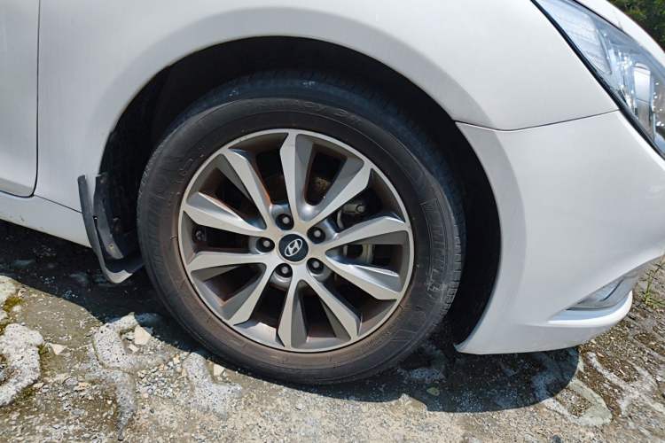 Used Hyundai Sonata 2013 2.0L Automatic Luxury Edition Right Front Wheel Hub