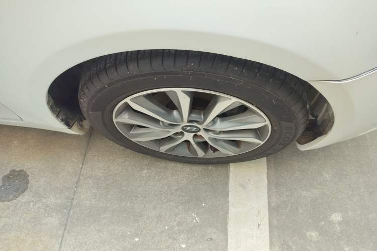 Used Hyundai Sonata 2013 2.0L Automatic Luxury Edition Right Front Wheel Hub